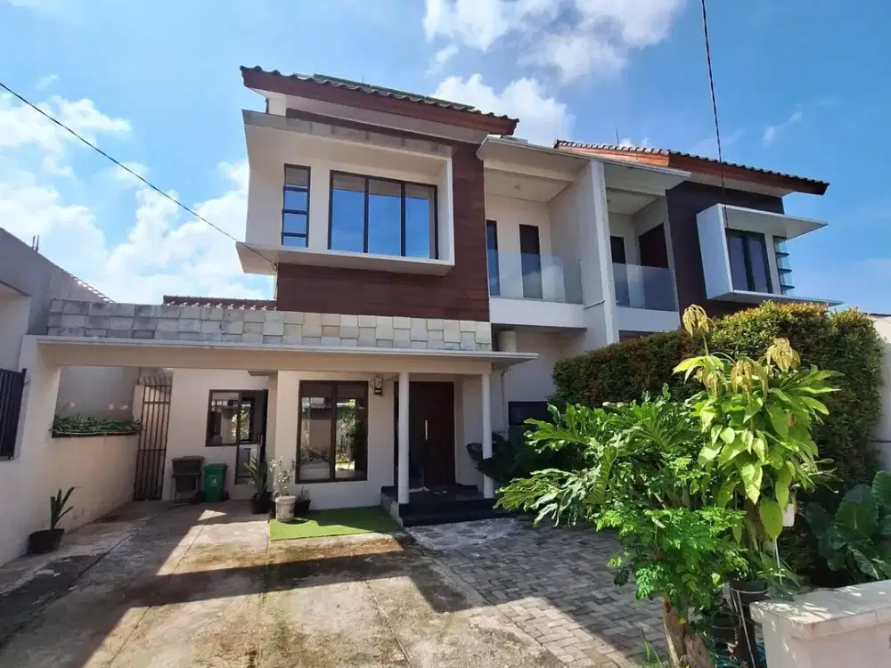 Rumah modern di kompleks Riverside Park kota Mataram