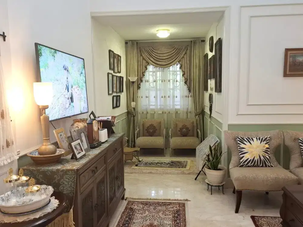 DIJUAL DAN DISEWAKAN RUMAH DENGAN SWIMMING POOL DI MENTENG