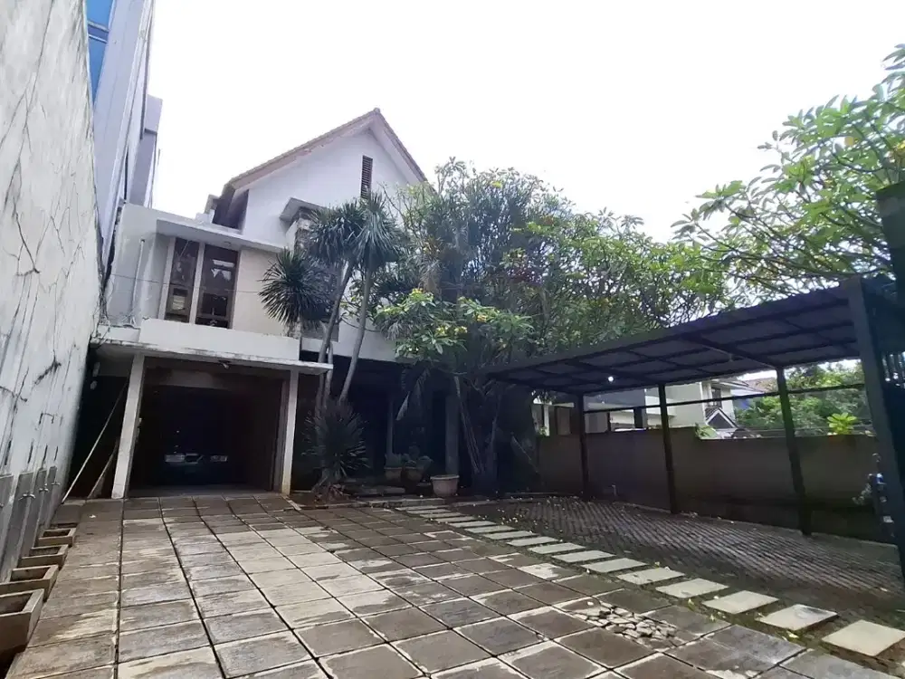 DIJUAL RUMAH DENGAN HALAMAN LUAS DI PASAR MINGGU