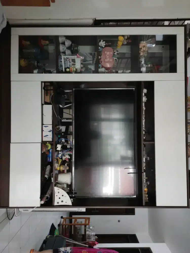 Rak TV ada lemari kaca