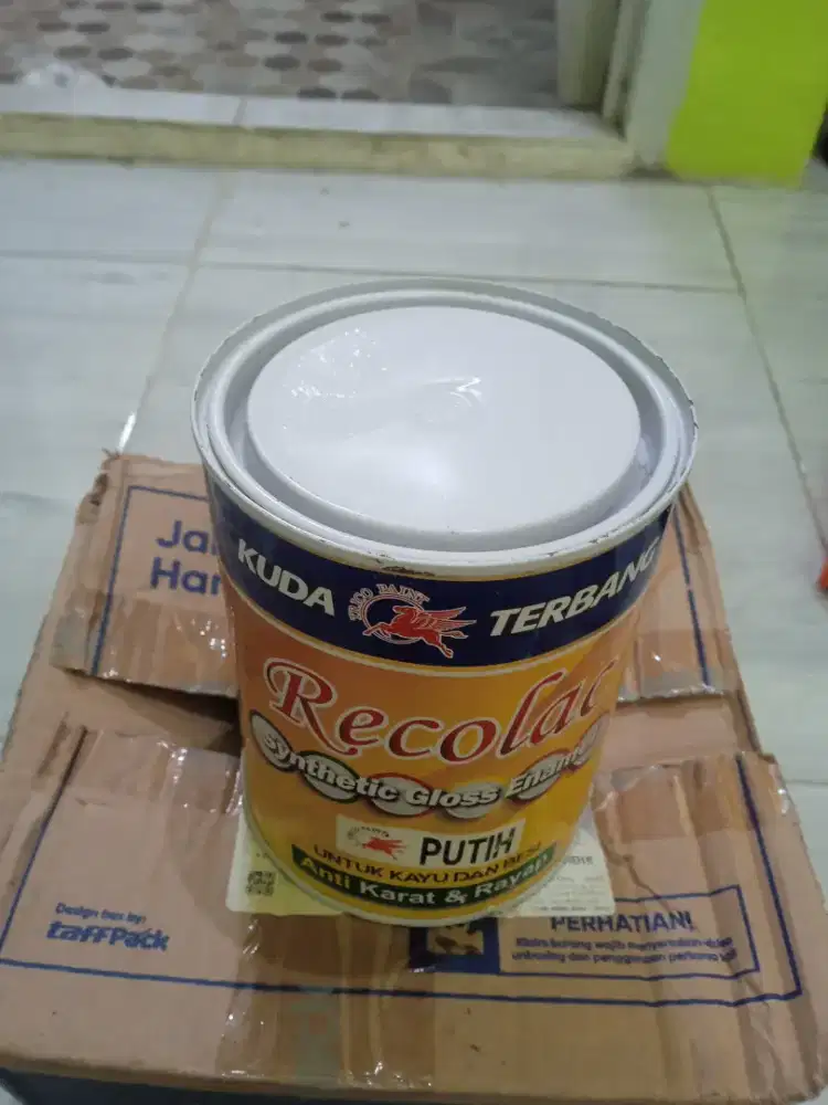 2 kaleng cat besi sisaan bangun