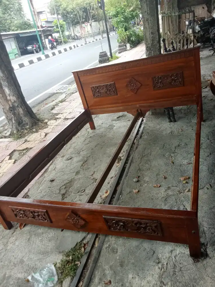 Tempat tidur kayu jati model ukir Majapahit ukuran 160 x2m
