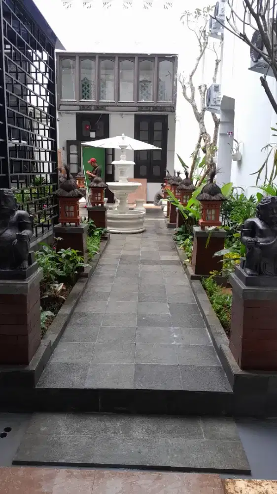 Menyediakan berbagai jenis rumput dan pohon