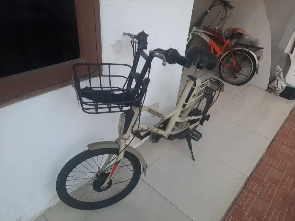 SEPEDA LISTRIK SELIS EOI (TANPA BATERAI)
