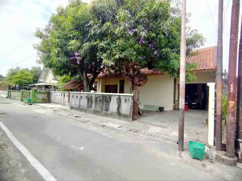 Rumah Luas Strategis Nyaman Ada Halaman di Surakarta
