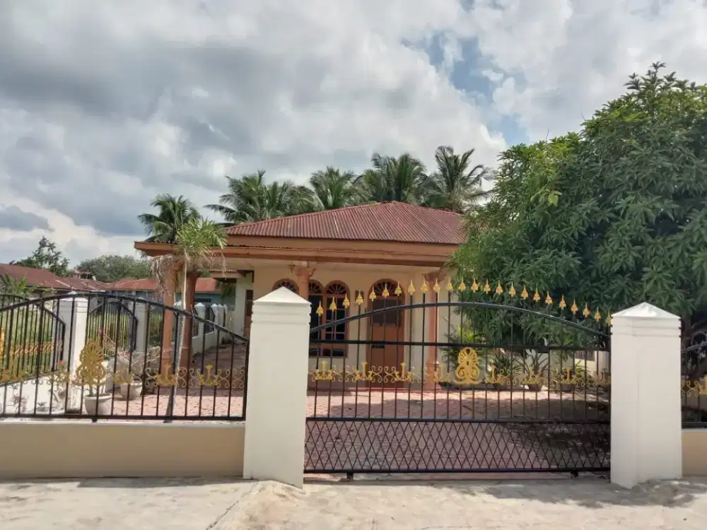 [HARGA NEGO] Disewakan Rumah dengan Halaman Luas Depan dan Belakang