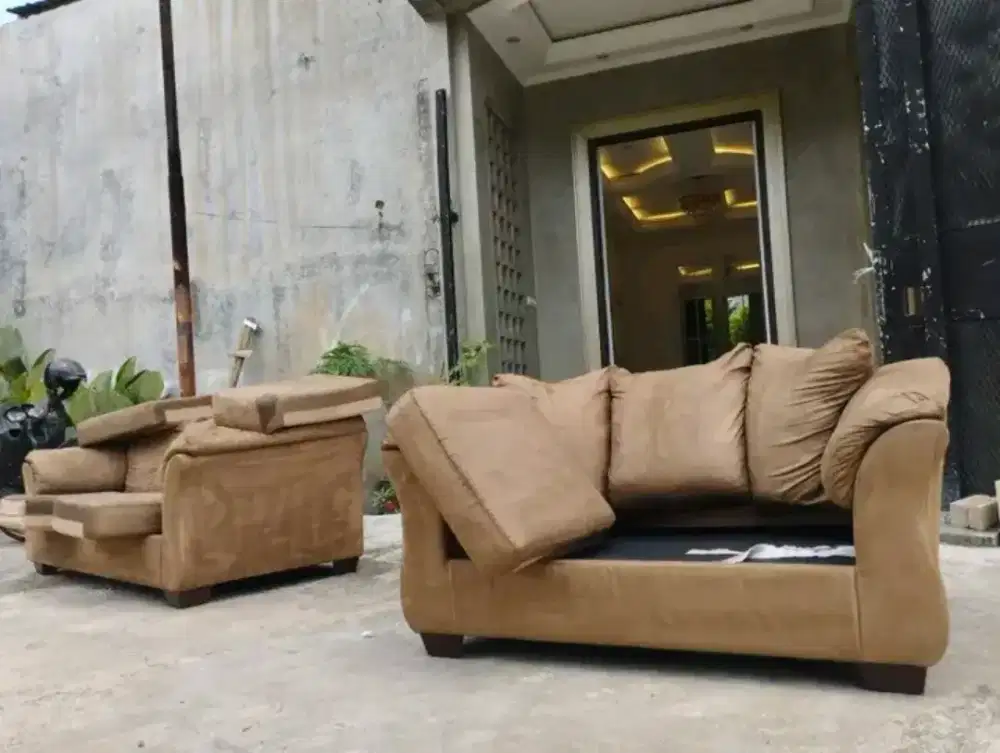 MENERIMA JASA PANGGILAN CUCI & VACUM SOFA