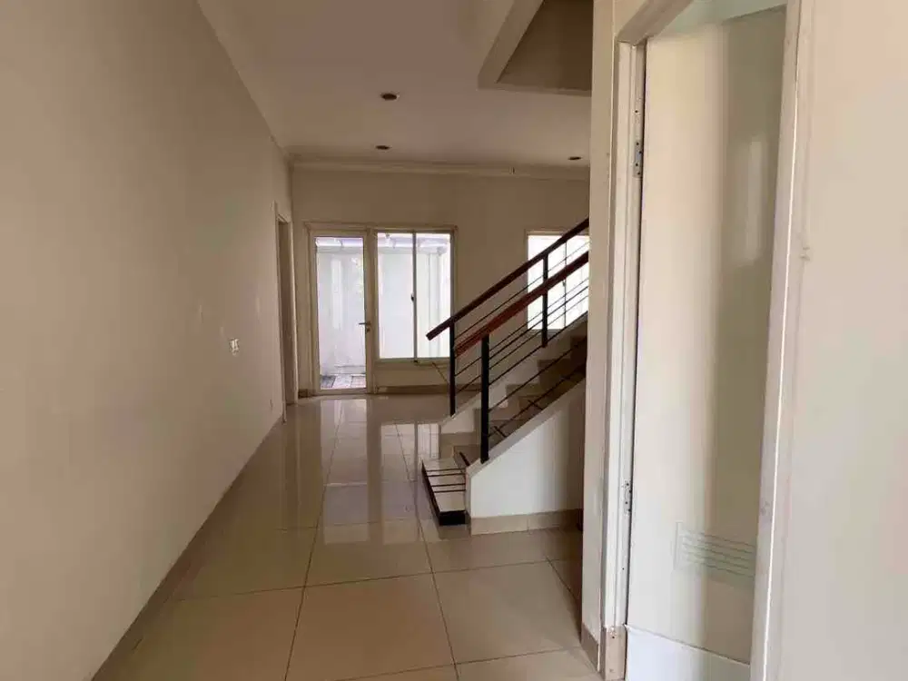Disewakan rumah 2 lantai di PHG Chalchedony Gading Serpong