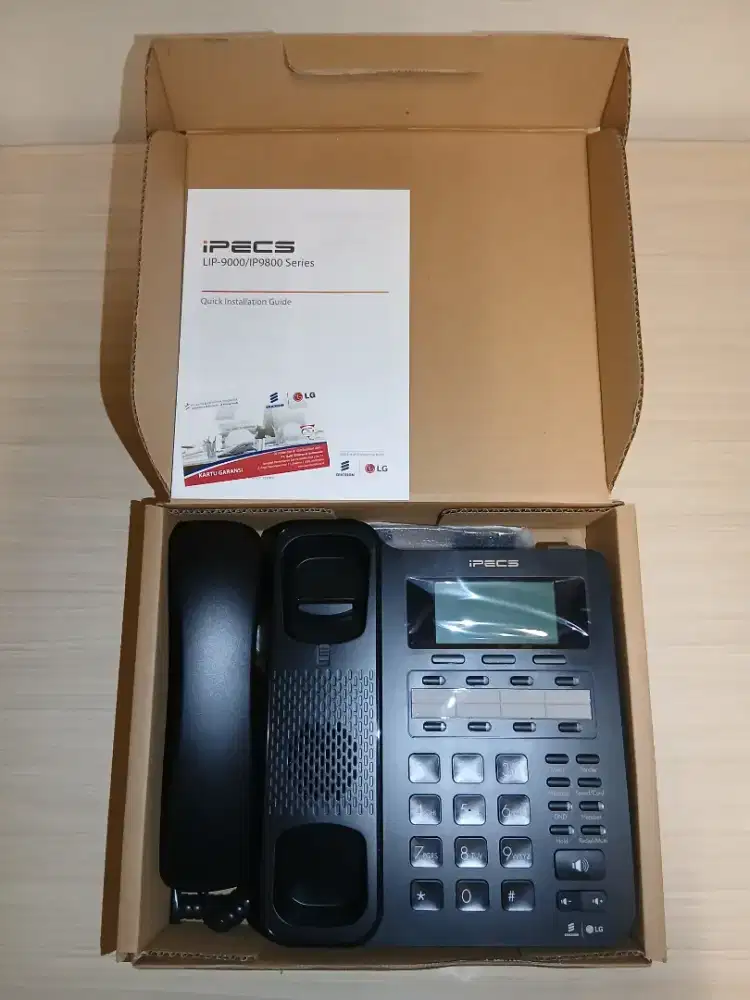 telepon IP (IP Phone) merk iPECS buatan dengan tipe LIP-9008G.STGBK