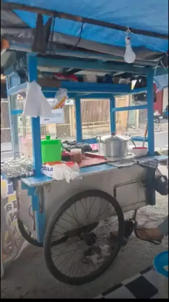 Misi gans di mhar gerobak nya. Bekas jualan gulai sama ketoprak.