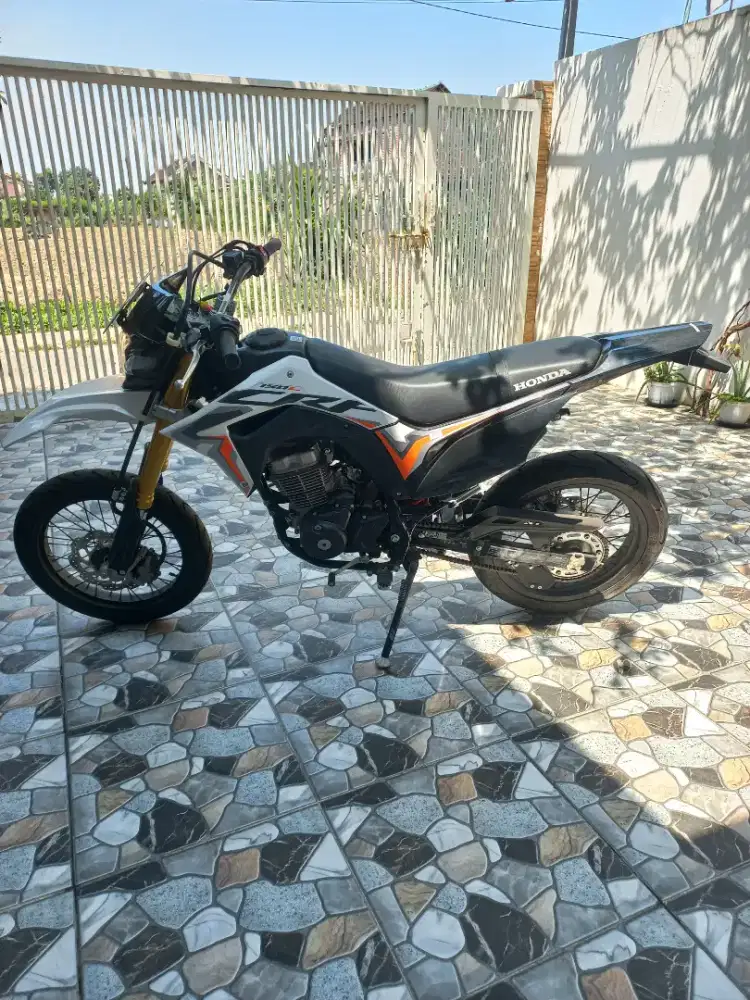 MOTOR HONDA CRF 150 HITAM PUTIH