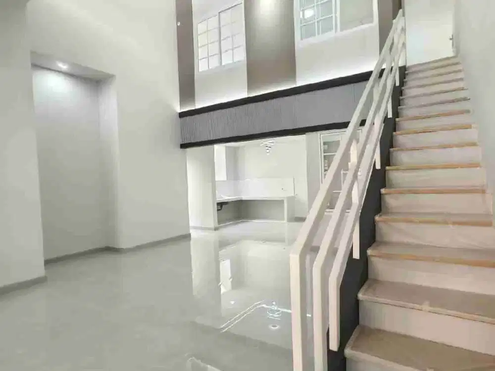 dijual rumah bagus bangunan baru 2 lantai LT 135 LB 160 di Galaxy