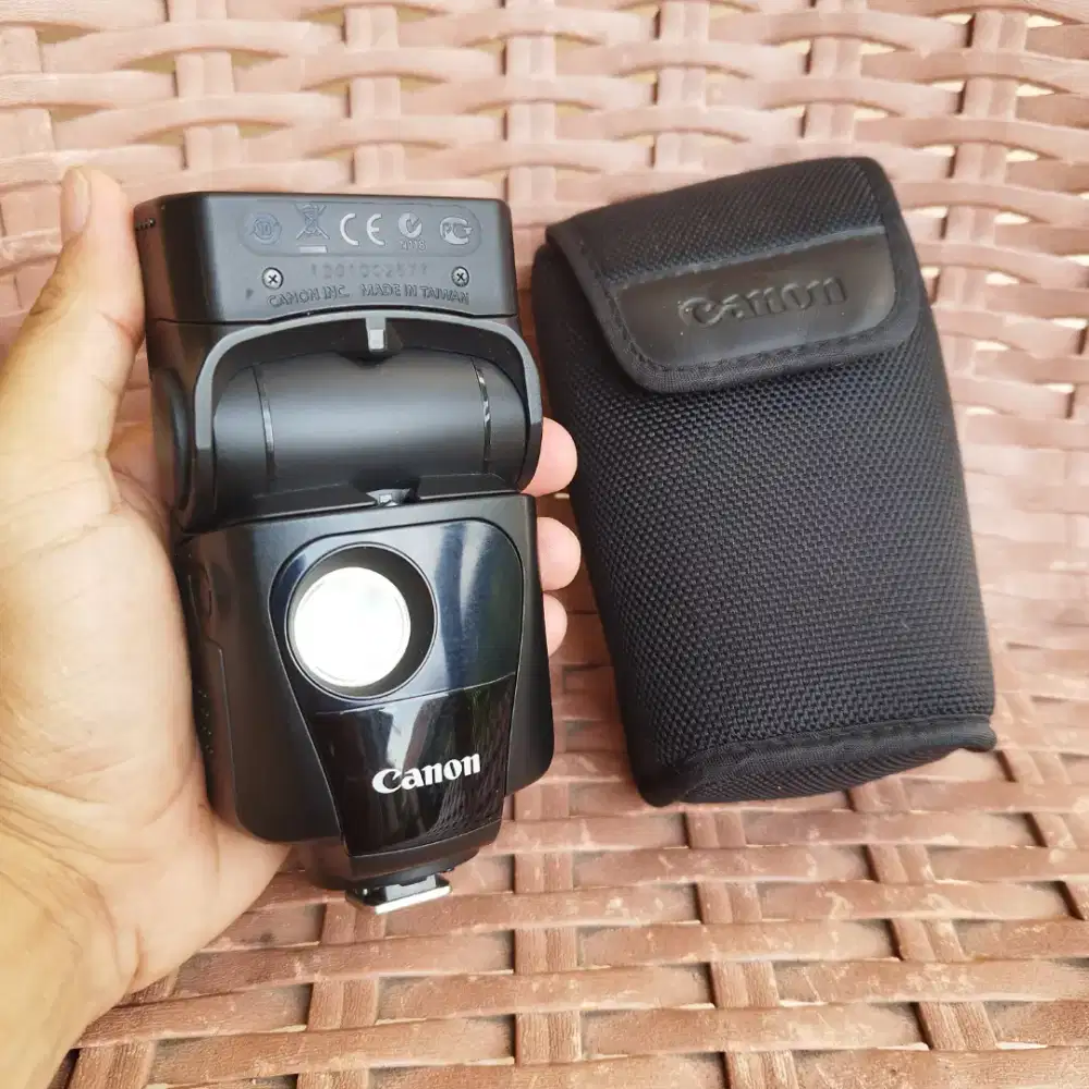 Flash Canon 320EX Speedlite + Pouch