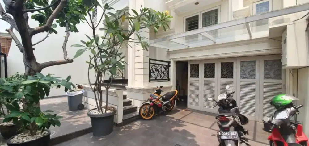 Jual rumah. Tinggal jalan kaki ke pusat grosir tanah abang