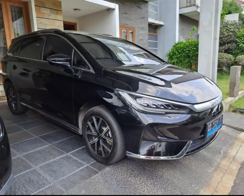 BYD M6 warna hitam