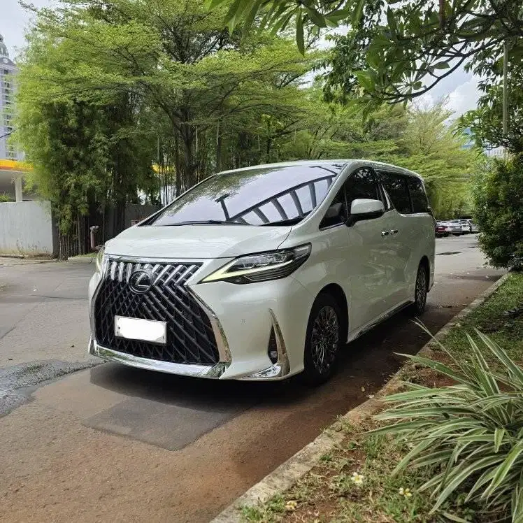 2023 Lexus LM350 7-Seater Bensin ATPM KM 17000