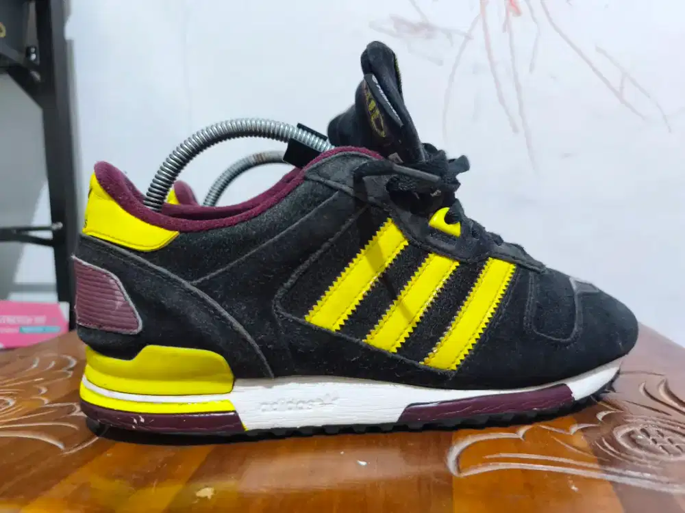 Sepatu Adidas Zx700
