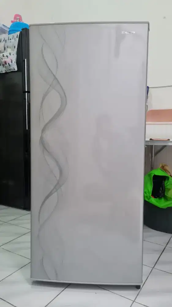 Kulkas 1 pintu Sharp kondisi mulus 185 liter