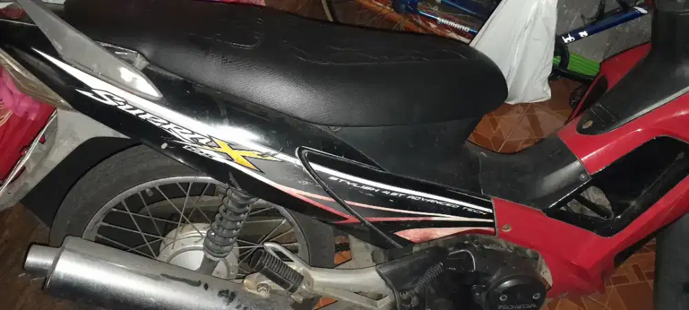 Dijual sepeda motor motor cycle bekas second supra x 125 D tahun 2008.