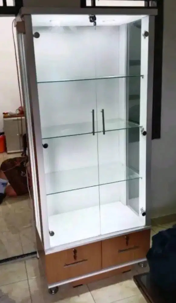 Lemari Rak Kaca Minimalis