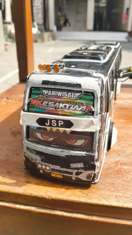 Miniatur bus bekas