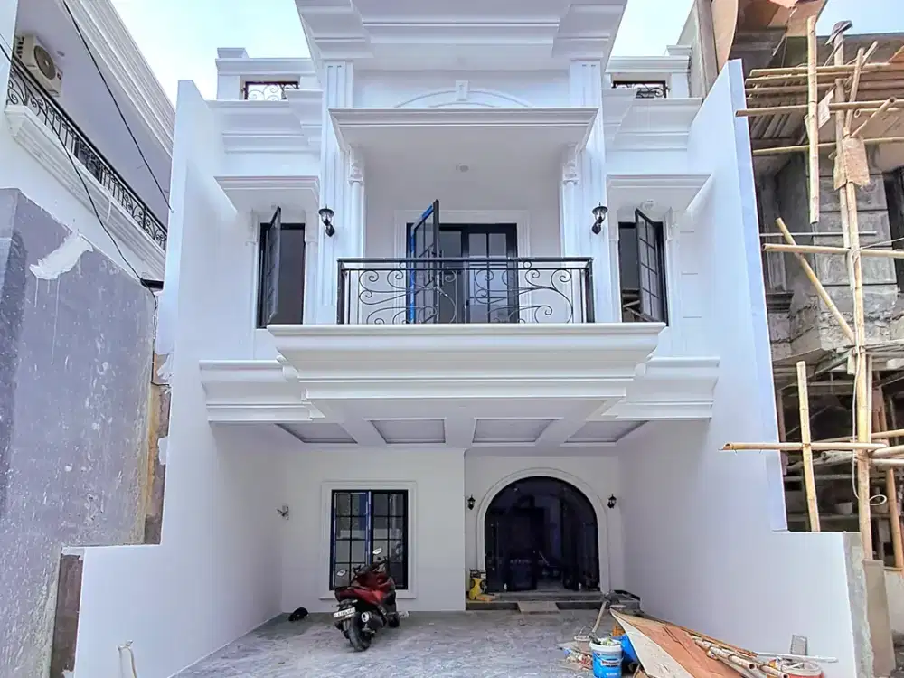 Dijual Rumah Baru American Classic 3 lantai Dalam komplek di Jagakarsa