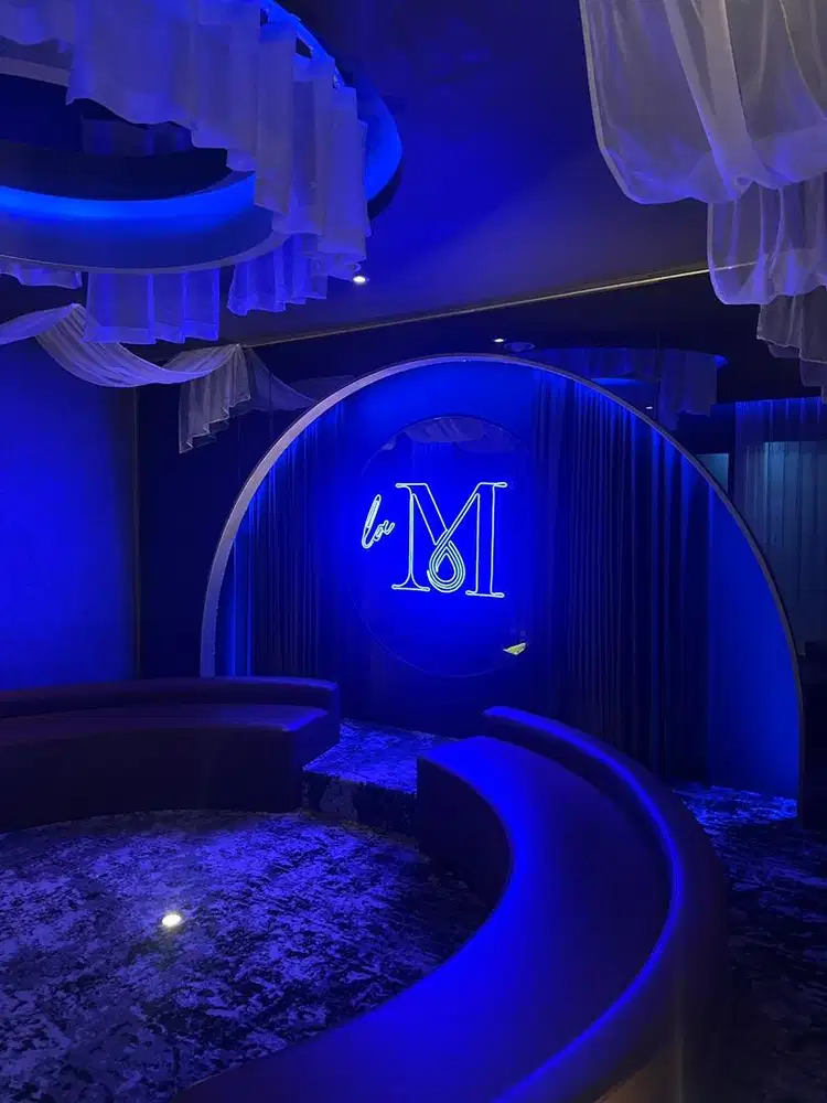 Ladies therapist spa