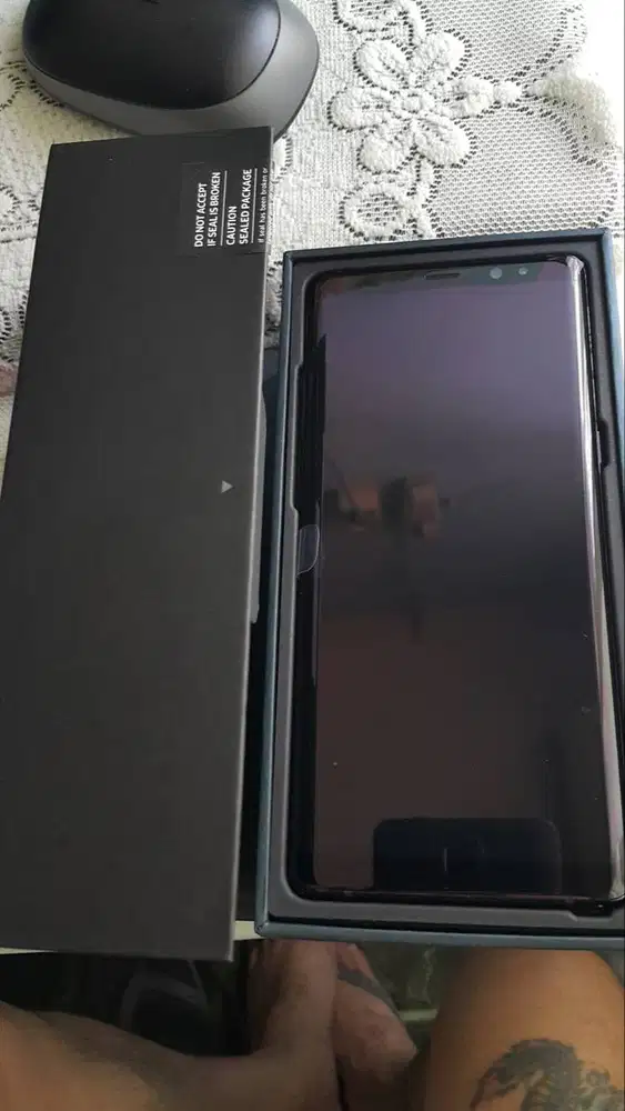 SAMSUNG GALAXY NOTE 8.  LIKE NEW, FULL SET