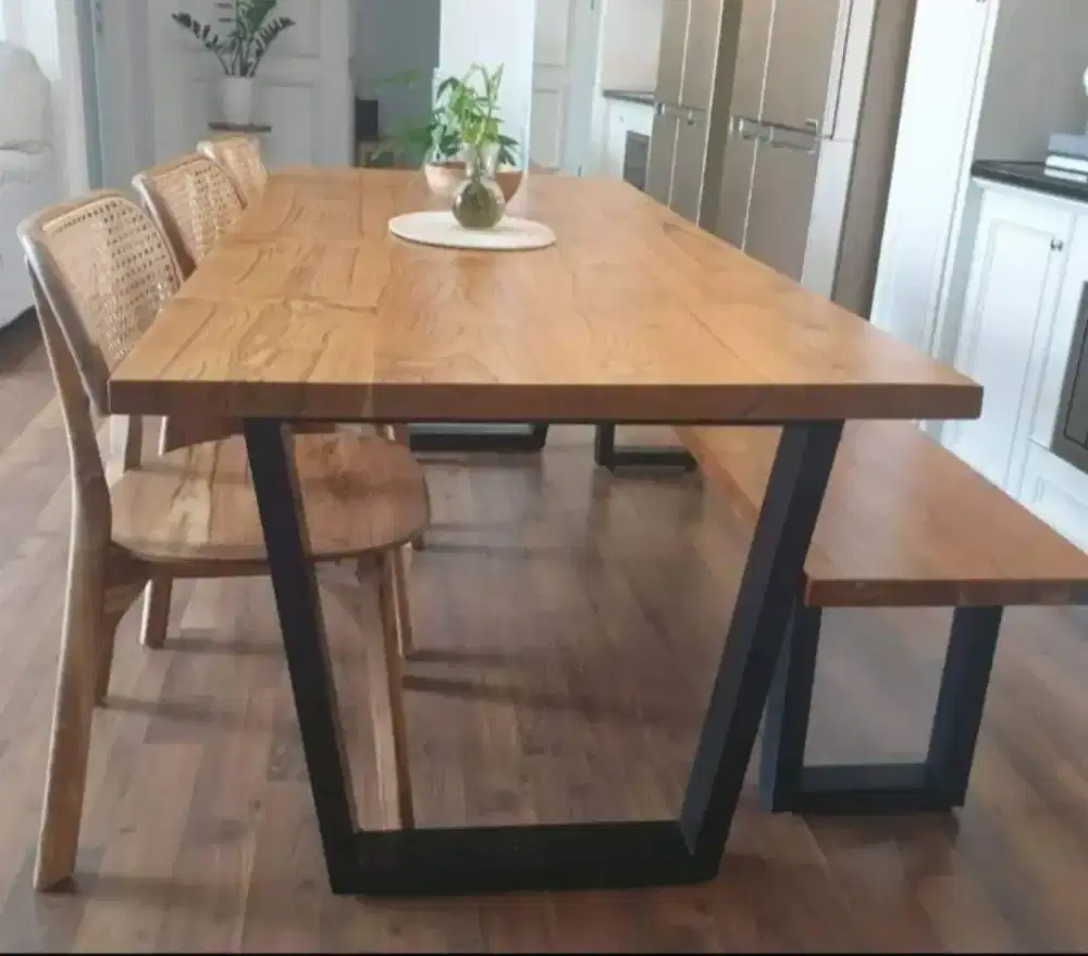 Meja makan minimalis modern