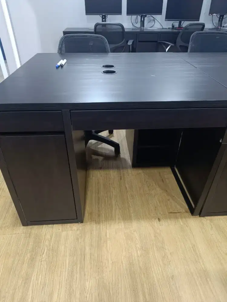 Meja kantor merk IKEA