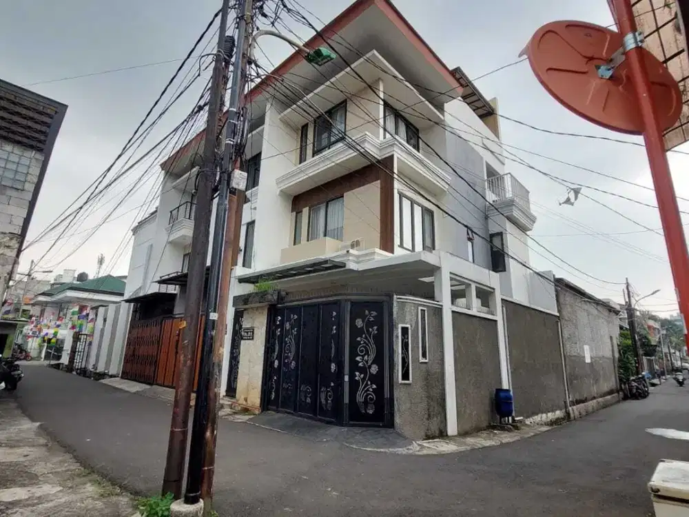 Rumah 3,5 Lantai di Lokasi strategis Tomang – Jakarta Barat