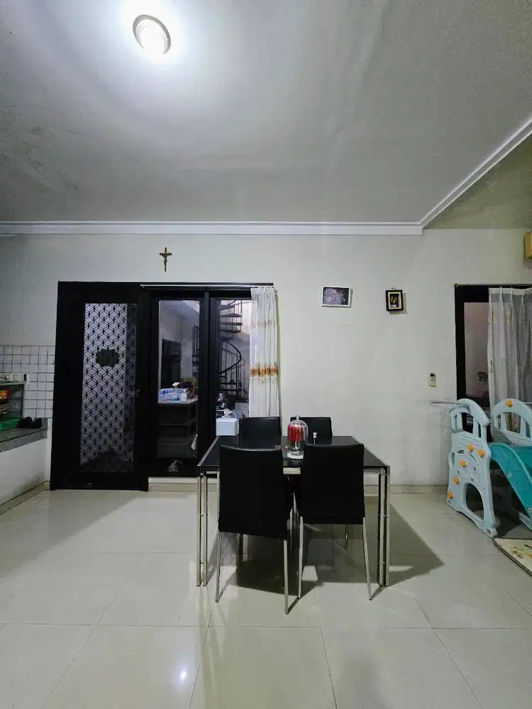 Dijual Rumah Murah Blok Depan Central Park A. Yani 2 Lantai Siap Huni