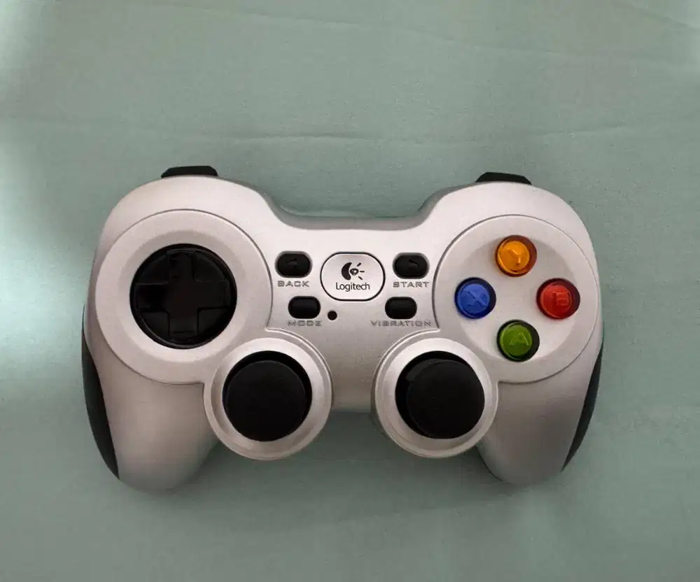 Logitech F710 Gamepad Wireless untuk PC dan Android TV