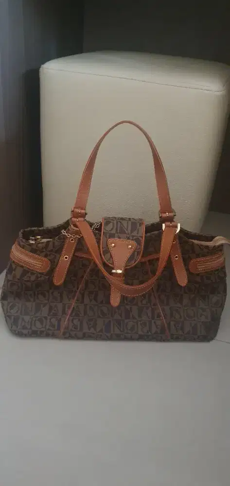 Tas bonia  ori jarang pakai oleh orangtua karna ga cocok model