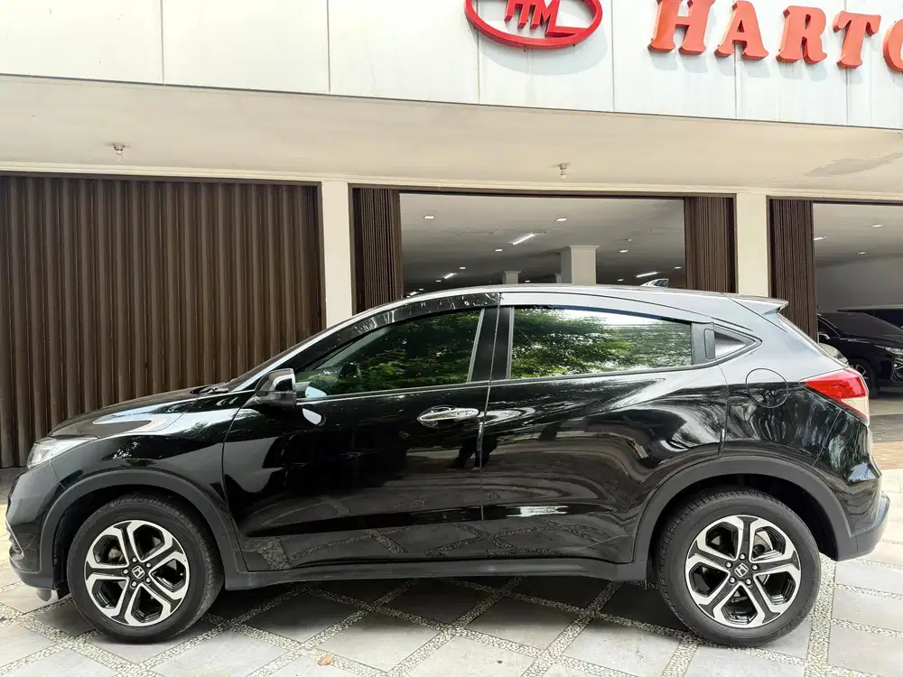 Honda HR-V SE TH 2022 HITAM Bensin