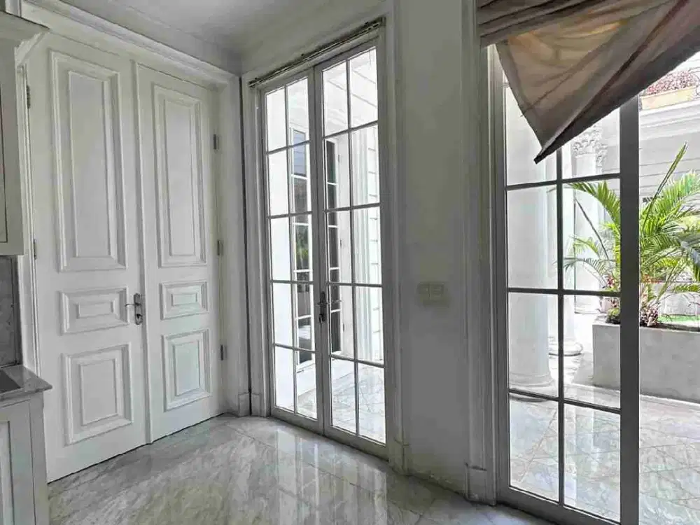 rumah siap huni ada rooftoop,ruang gym,sauna , basement bangunan klasik sangat strategis,area premium jakarta selatan investasi tinggi