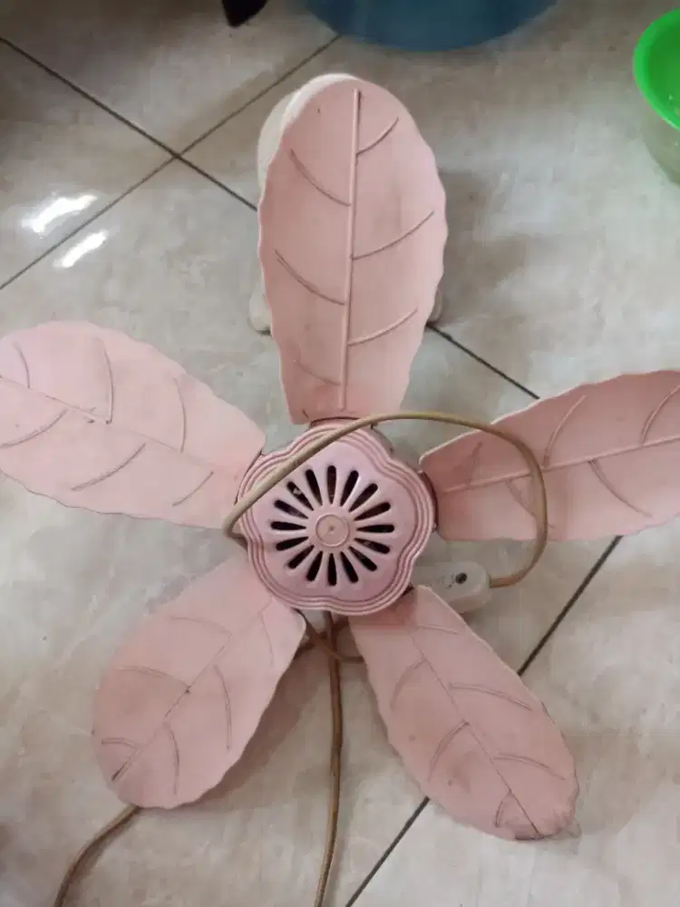 Kipas angin dinding bekas pakai