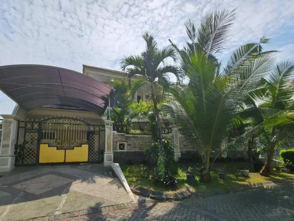 Rumah Mewah Bukit Darmo Golf dengan Golf View