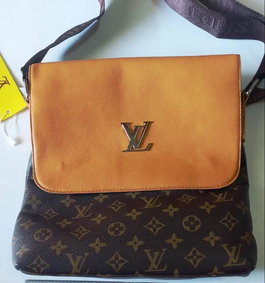 Tas Selempang LOUIS VUITTON