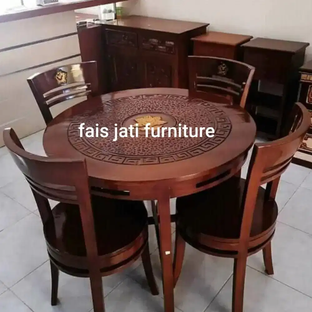 Meja makan bundar jati