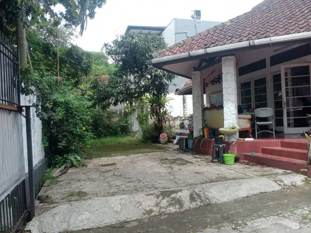 Rumah lama terawat di sayap dago Riau Coblong Bandung dekat pusat kota