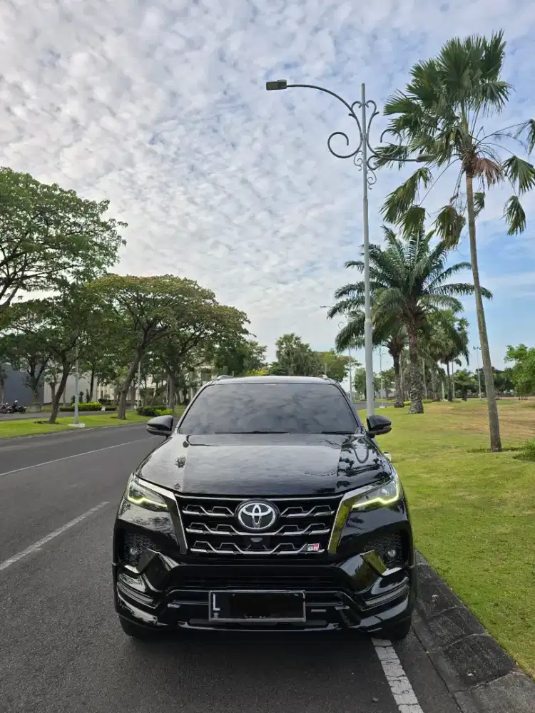 Toyota Fortuner 4x2 2.8L GR SPORT Hitam 2800CC Mulus Istimewa LOW KM