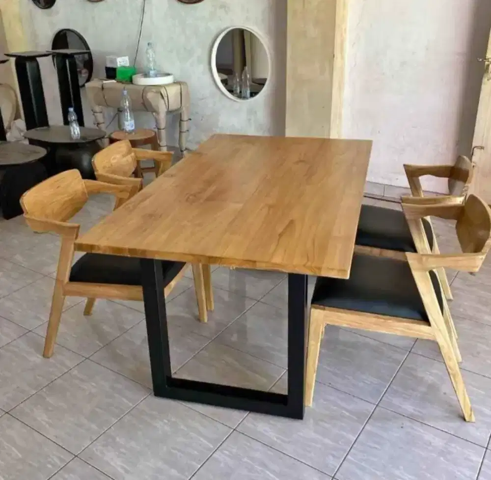 Meja makan minimalis