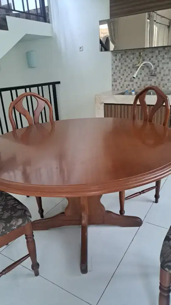 Meja makan dari kayu jati  ada 2 unit