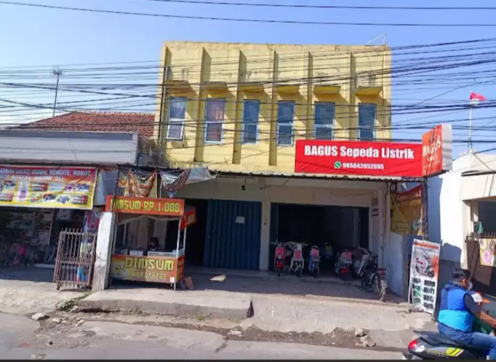 Salesperson di toko bagus sepeda listrik bandung