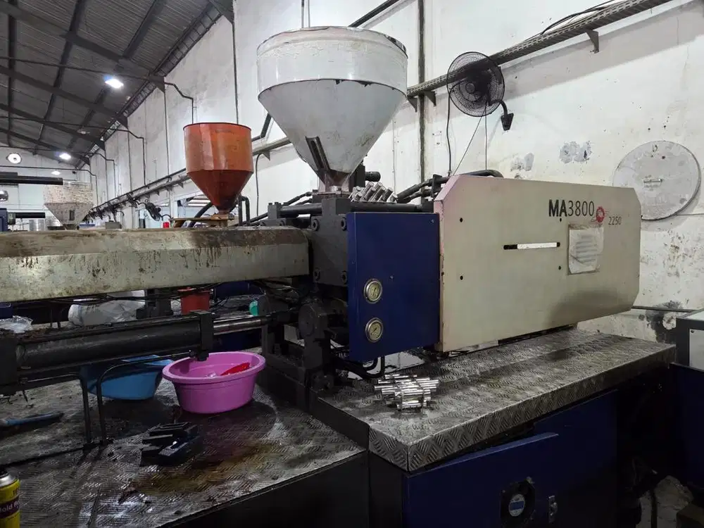 Mesin Plastik Injection HaiTian SERVO 380 TON 2012 Moulding Injection