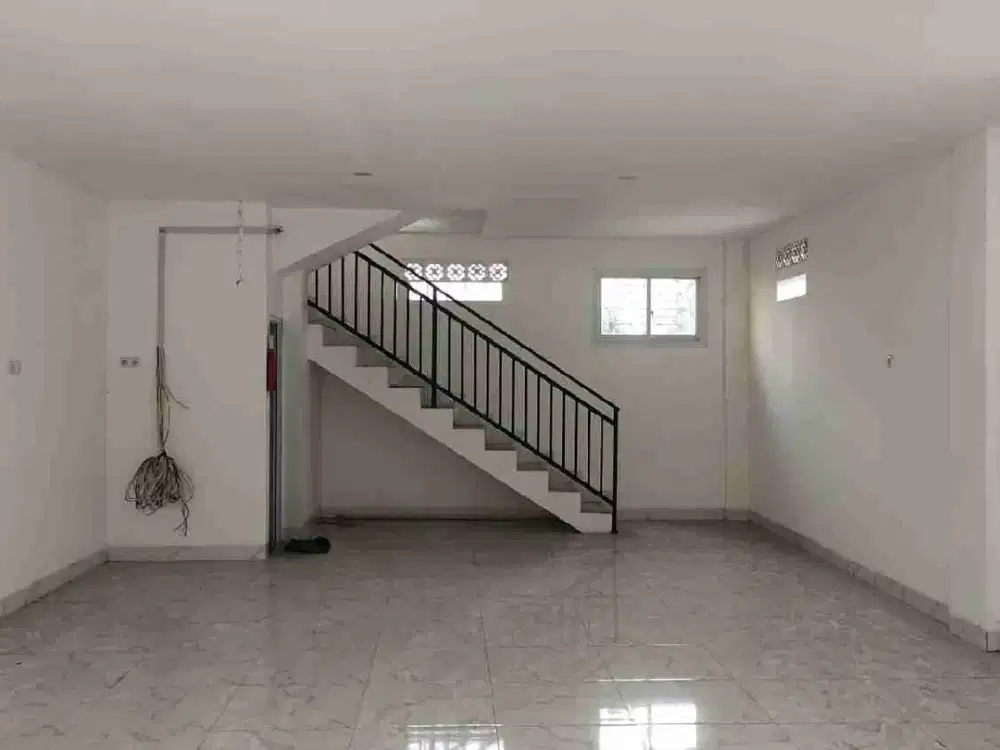 rumah baru cocok untuk usaha garment,kuliner ,onlineshop,gudang online strategis area Jelambar