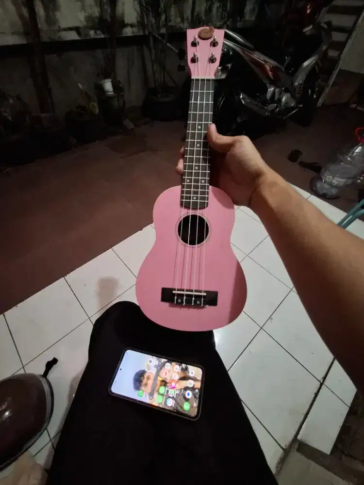 Ukulele bekas pemakaian rumahan