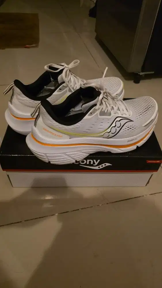 SEPATU LARI SAUCONY GUIDE 18 WHITE / PEEL