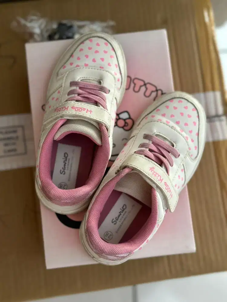 Sepatu Anak Hello Kitty merk Sanrio